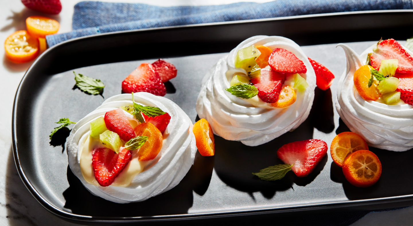 Meringue with fresh fruit
