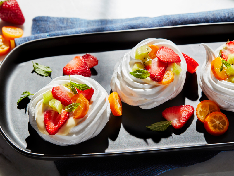 Meringue with fresh fruit