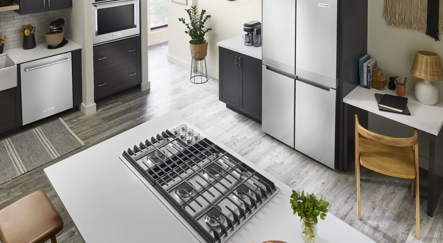 Overhead view of a downdraft gas range set into the island of a kitchen