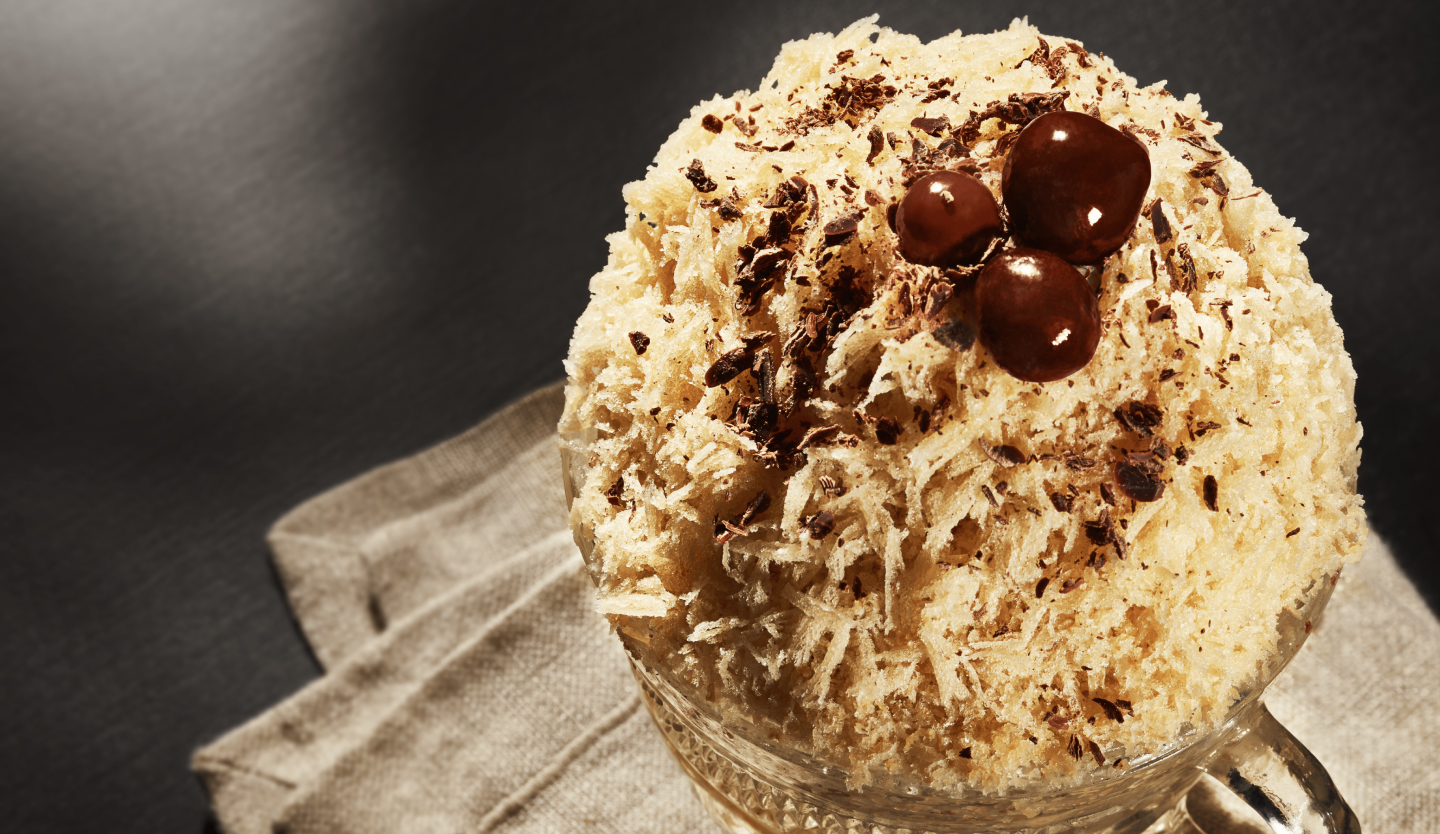 Dulce de leche Italian ice garnished with chocolate pieces