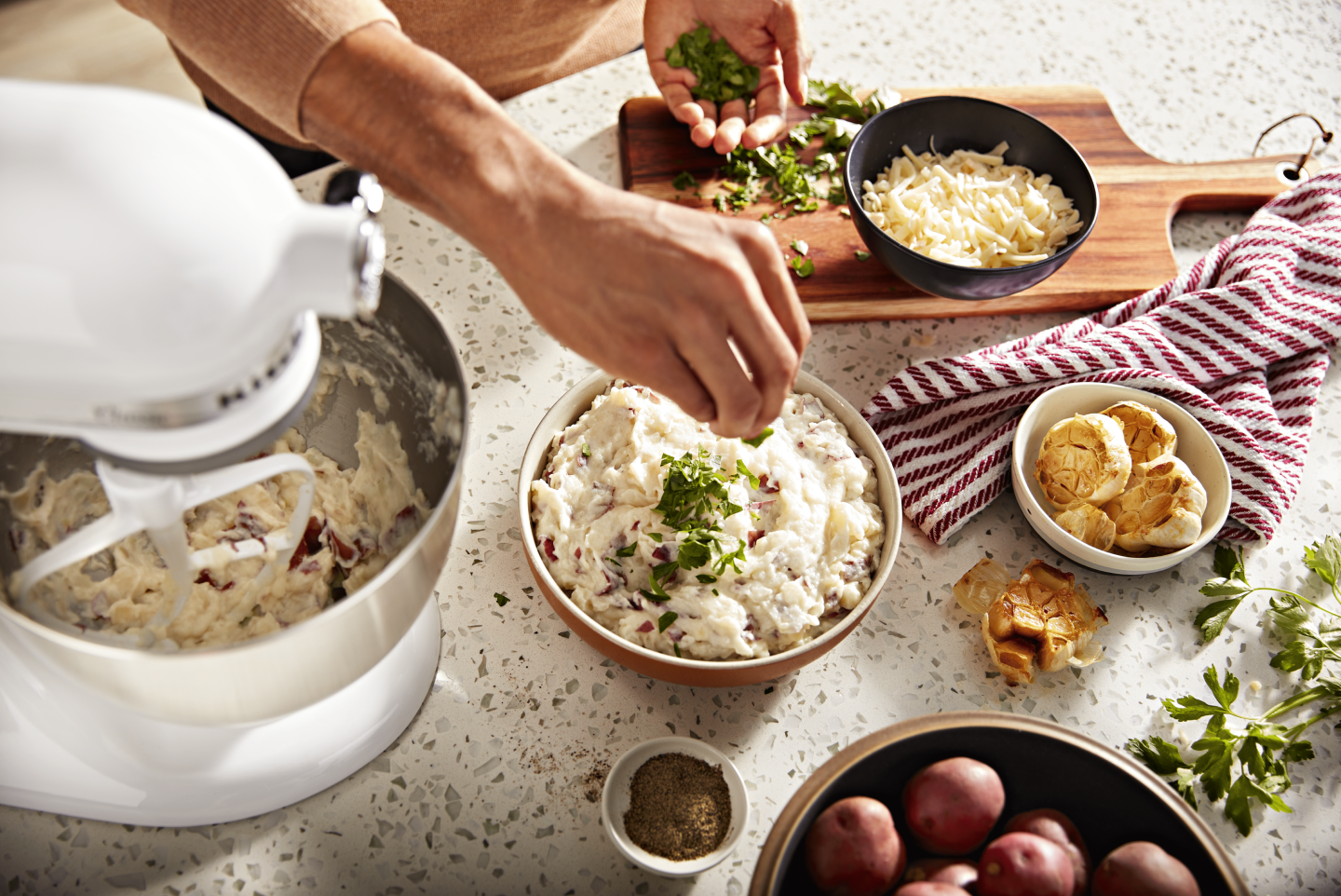 Seasoning mashed potatoes with herbs