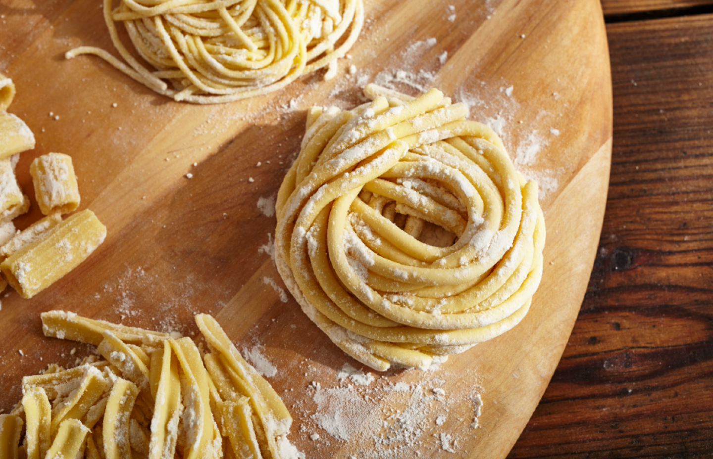Various nests of fresh noodles sprinkled in flour